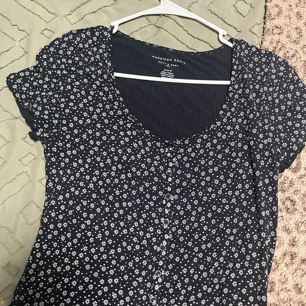 American Eagle Outfitters Black Fitted Buttoned Floral Top